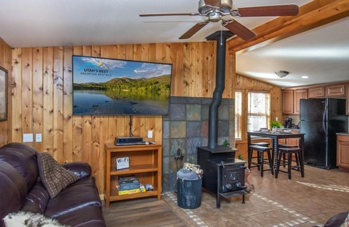 Sundance House | Provo Riverside Cabin #3 - Provo Canyon - Private Hot Tub - Rent all 3 Cabins