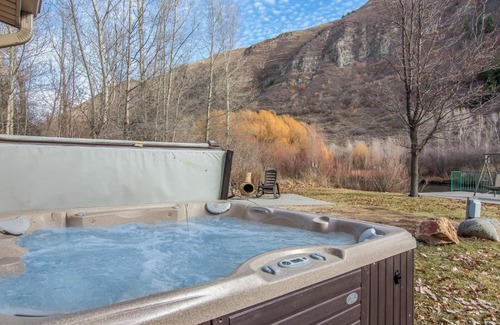 Sundance House | Provo Riverside Cabin #3 - Provo Canyon - Private Hot Tub - Rent all 3 Cabins