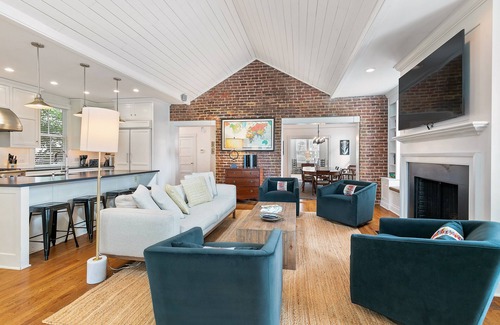 Martha Jefferson House | Pryor-Haynes House | 4 Bed, 4.5 Bath