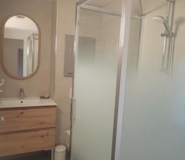 Herouvillette Apartment | Pti logement chaleureux