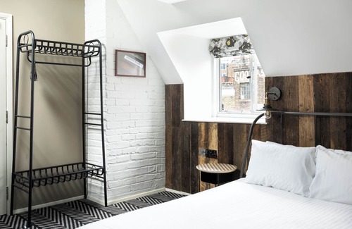 Cathedrals Hotel | Publove The Rose & Crown