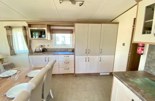 South Cerney House | Puddleducks, Dog Friendly Hot Tub Lodge