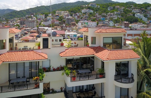 Colonia 5 de Diciembre Condo | 🍹PUERTA AL MAR🍹 PENTHOUSE/BEACHFRONT–5 BALCONIES/POOL/STEPS 2 TOWN–WONT LAST!