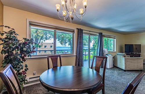 North End Apartment | Puget Sound View, Best Area, 2 Baths, 2 Bedrooms, WD, Jacuzzi Bath, New Carpet, Balcony, View, 925sf