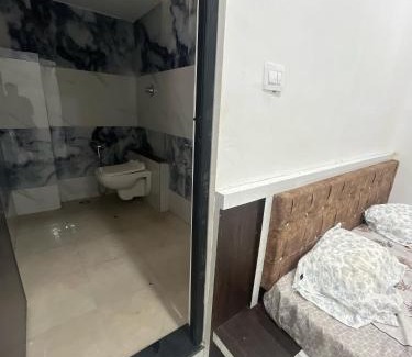 Omkareshwar Hotel | pujari palace