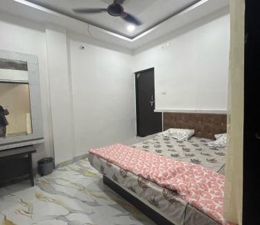 Omkareshwar Hotel | pujari palace