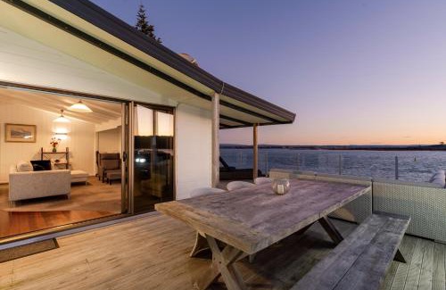 Pukehina House | Pukehina Estuary Sunset Views Holiday Home