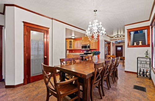 Wallace House | Pulaski Trail Escape/Fully Stocked Kitchen/Sleeps 18 w Off Street Parking