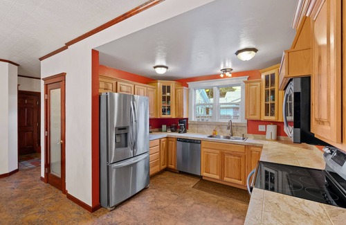 Wallace House | Pulaski Trail Escape/Fully Stocked Kitchen/Sleeps 18 w Off Street Parking