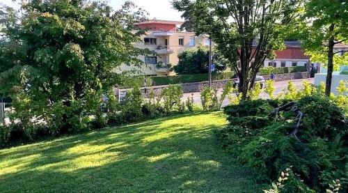 Pully Apartment | PULLY LAUSANNE sunny apartment on lakeside street and direct bus to Lausanne train station
