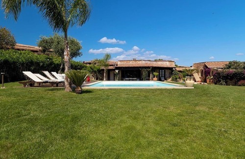 Puntaldia Villa | Puntaldia Seaview Fourn5 bedroomed villa with large garden, sea views and pool