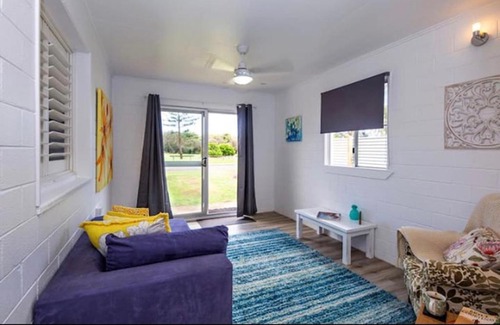 Innes Park Apartment | Puppies & Pancakes- King Bed Opposite Beach&Park