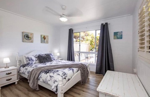 Innes Park Apartment | Puppies & Pancakes- King Bed Opposite Beach&Park