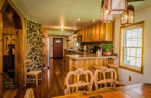Ohiopyle Cottage | Pura Vida | 3BR, 2BA, Hot Tub, Private, Dog Friendly, Borders State Park!
