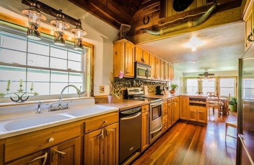 Ohiopyle Cottage | Pura Vida | 3BR, 2BA, Hot Tub, Private, Dog Friendly, Borders State Park!