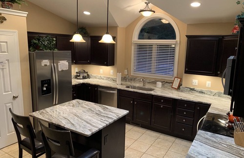 Mineral House | Pura Vida - Waterfront Luxurious Lakehouse-Mini Golf Course & Xfinity Internet