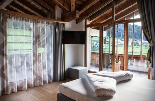 Rain Hotel | Puradies