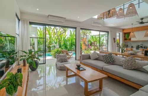 Berawa Villa | Puri Senang - Luxury 4BR Private Pool Villa in Central Berawa