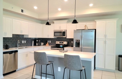 Kissimmee Condo | Purple Chair Condo! Free Resort Amenities & Mins from Disney! Modern & Elegant!