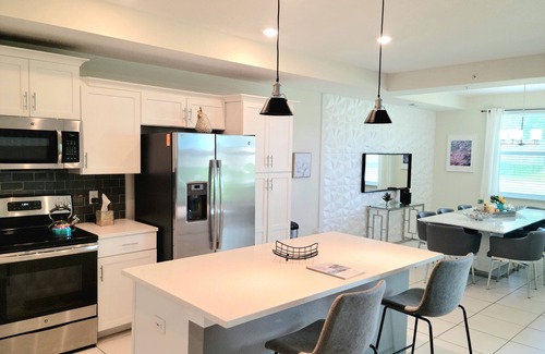 Kissimmee Condo | Purple Chair Condo! Free Resort Amenities & Mins from Disney! Modern & Elegant!