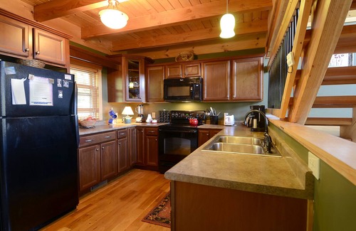 Boone Cabin | Purple Haze: Log Cabin, near Blue Ridge Pky, spectacular views and hot tub