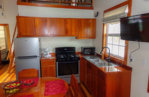 Caye Caulker Cottage | Purple Pearl Cottage with a Pool and Modern Amenities