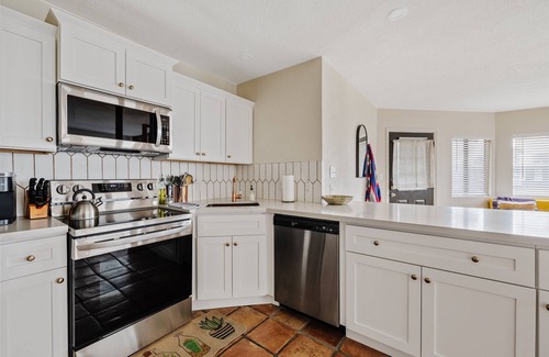 Tempe Apartment | Putt Golf & Hot Tub | By Mill Ave, ASU, Airport