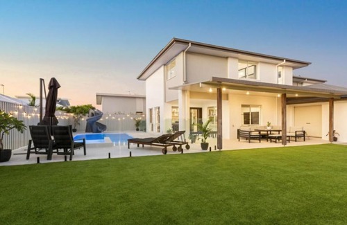 Kingscliff House | Putt Putt - Pool Slide - 100m to Beach - Ultimate Family Entertainer