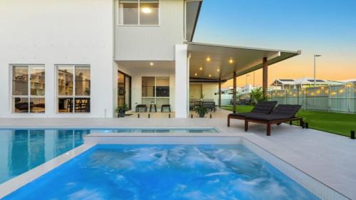 Kingscliff House | Putt Putt - Pool Slide - 100m to Beach - Ultimate Family Entertainer
