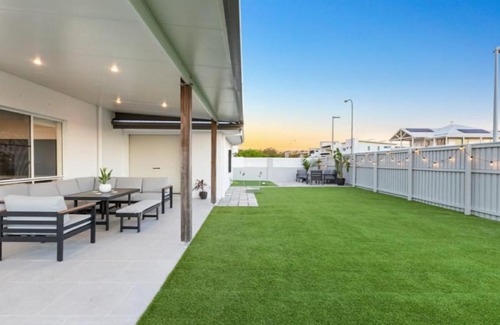 Kingscliff House | Putt Putt - Pool Slide - 100m to Beach - Ultimate Family Entertainer