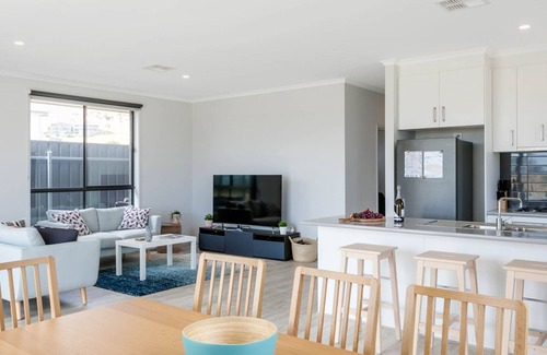 Normanville House | Putters Paradise 25-30 Troon Drive