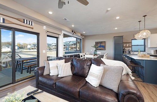 Table Rock House | Putting Green, Hot tub,Pool Table, 3 Levels Decks, Pickleball, Lakeviews, Pools