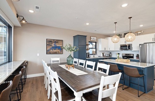 Table Rock House | Putting Green, Hot tub,Pool Table, 3 Levels Decks, Pickleball, Lakeviews, Pools