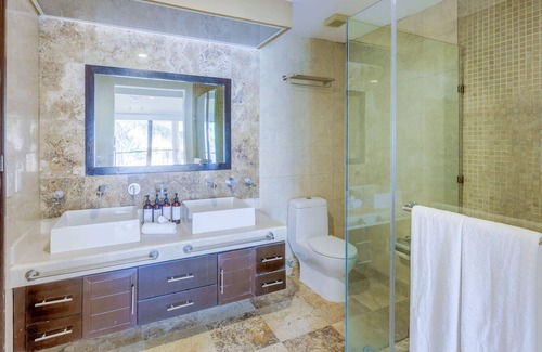Downtown Apartment | Pvt Oceanview Terrace, Splash Pool, 1 Block to 5th