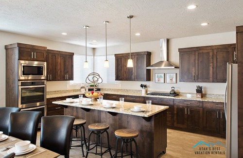 Santa Clara House | PVZ102| Steps to Waterpark * Pool * Pvt Hot Tub * Sleeps 32 * Games