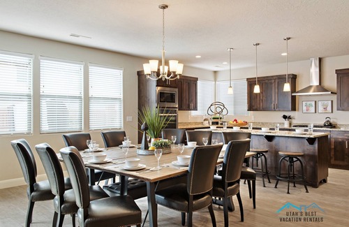 Santa Clara House | PVZ102| Steps to Waterpark * Pool * Pvt Hot Tub * Sleeps 32 * Games