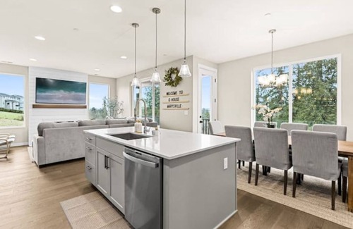 Everett House | Q House in Marysville 4BR, 3.5Bath + AC Amazing Views, Kid & Pet Friendly