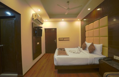Shivpuri Hotel | Q Saina's S K Regency