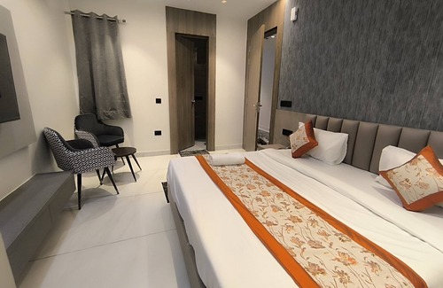 Safdarjung Enclave Hotel | Qotel Comfort Veer Palace Green Park