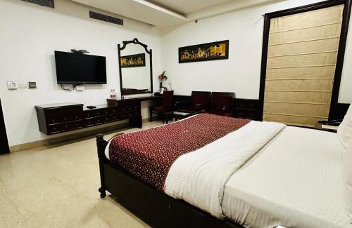 Rajouri Garden Hotel | Qotel Signature Lavish Rajouri Garden New Delhi