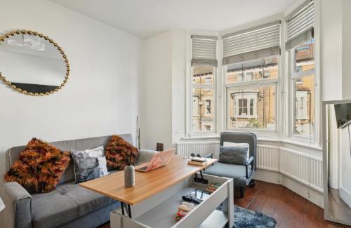 Coldharbour Apartment | Qties Beautiful Abode Brixton