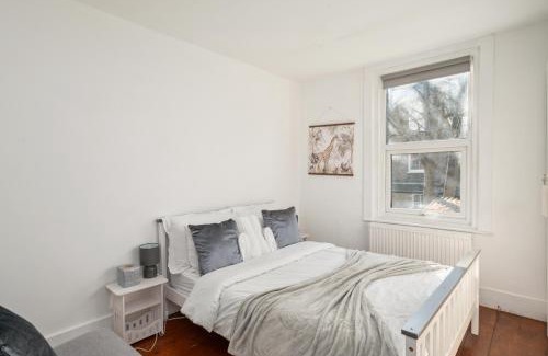 Coldharbour Apartment | Qties Beautiful Abode Brixton