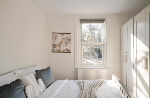 Coldharbour Apartment | Qties Beautiful Abode Brixton