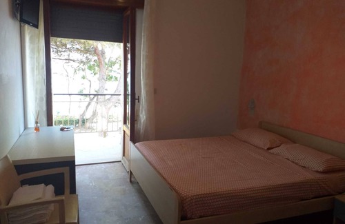 Pineto Bed & Breakfast | Quadruple room in Pineto - A stone throw from the sea