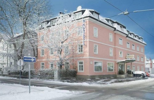 Elisabeth-Vorstadt House | Quadruple room with shower and bath, toilet - clipper, hotel