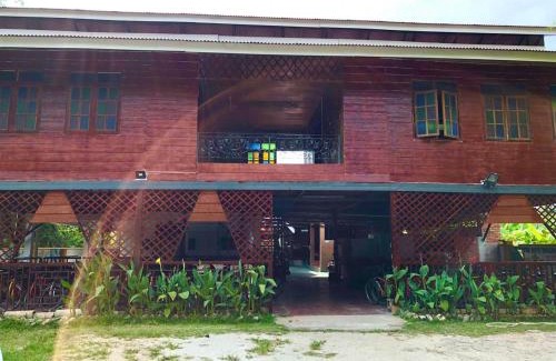 Kampung Terang House | Quadruple Traditional Wooden GuestHouse