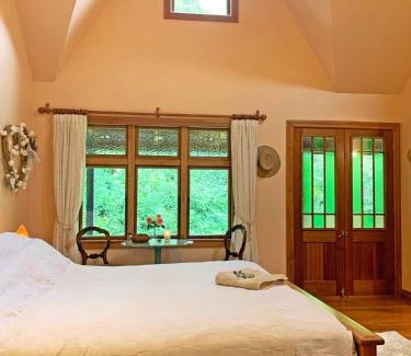 Brightwater Bed & Breakfast | Quail Farm, Colonial charm