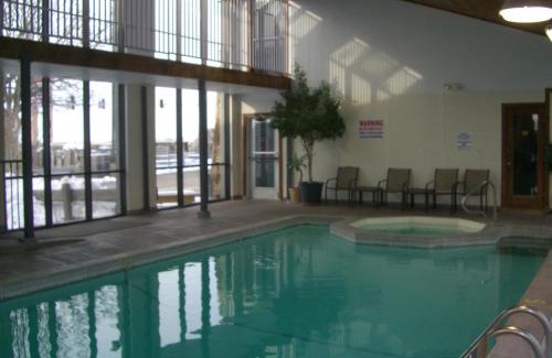 Osage Beach Hotel | Quail's Nest Inn & Suites
