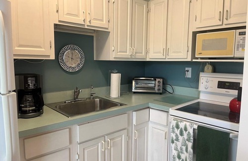 Marco Island Condo | Quaint 1 bedroom condo.Guest Ready