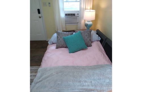 True Cabin | Quaint 1 Bedroom Retreat Cabin by the Creek
